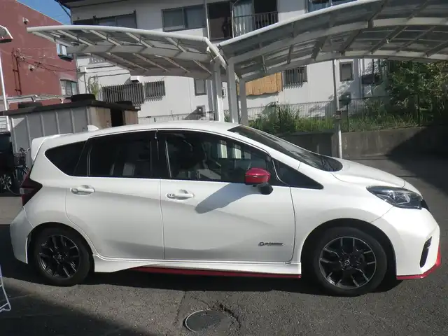 日産 ノート e－パワー ニスモ 神奈川県 2017(平29)年 8.2万km ブリリアントホワイトパール インテリジェントアラウンドビューモニター/・フロント/バックソナー/・アラウンドビューモニター（スマートルームミラー）/・ドアミラーヒーター/ワンオーナー/純正SDナビ　フルセグTV/（Bluetooth/DVD再生可/SD/Mストッカー/USB）/アラウンドビューモニター/スマートルームミラー/LEDヘッドランプ/エマージェンシーブレーキ/車線逸脱警報/マルチラゲッジボード/ドアミラー自動格納装置/インテリキーx2/ETC/点検記録（全て日産ディーラーで実施）/　30/4  R1/5  R2/5  R3/5/ R4/5  R5/5  R7/7/6ヶ月点検記録（全て日産ディーラーで実施）/　30/10  R1/11  R2/10  R3/10/ R4/10  R5/10  R6/12
