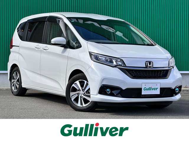 ホンダ フリード G ホンダセンシング 宮城県 2022(令4)年 1.1万km プラチナホワイトパール Sパッケージ/●コンビシート＆専用インテリア/●15インチアルミホイール/●本革巻ステアリングホイール/●シートバックアッパーポケット/●LEDヘッドライト＋LEDアクティブコーナリングライト/Cパッケージ/・照明付きバニティミラー/・プラズマクラスター付オートエアコン/・シートヒーター（運転席/助手席）/・ロールサンシェード（スライドドア）/・コンフォートビューパッケージ/（親水/ヒーテッドドアミラー＋熱線入フロントウィンドウ＋フロントガラス撥水ガラス）/サイド＋カーテンエアバッグ/＝＝＝/ホンダセンシング/・衝突軽減ブレーキ/・歩行者事故低減ステアリング/・アダプティブクルーズコントロール/・車線維持支援システム/・路外逸脱抑制機能/・誤発進抑制機能/・先行車発進お知らせ機能/・標識認識機能/純正9インチナビ（VXM-227VFNi）/・CD/DVD/・Bluetooth/・フルセグTV/バックカメラ/ビルトインETC/ドライブレコーダー/両側パワースライドドア/フロアマット/ドアバイザー/Wエアバッグ
