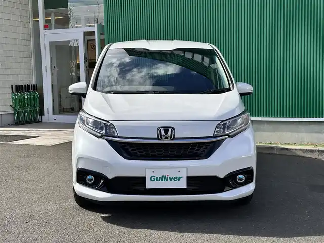 ホンダ フリード G ホンダセンシング 宮城県 2022(令4)年 1.1万km プラチナホワイトパール Sパッケージ/●コンビシート＆専用インテリア/●15インチアルミホイール/●本革巻ステアリングホイール/●シートバックアッパーポケット/●LEDヘッドライト＋LEDアクティブコーナリングライト/Cパッケージ/・照明付きバニティミラー/・プラズマクラスター付オートエアコン/・シートヒーター（運転席/助手席）/・ロールサンシェード（スライドドア）/・コンフォートビューパッケージ/（親水/ヒーテッドドアミラー＋熱線入フロントウィンドウ＋フロントガラス撥水ガラス）/サイド＋カーテンエアバッグ/＝＝＝/ホンダセンシング/・衝突軽減ブレーキ/・歩行者事故低減ステアリング/・アダプティブクルーズコントロール/・車線維持支援システム/・路外逸脱抑制機能/・誤発進抑制機能/・先行車発進お知らせ機能/・標識認識機能/純正9インチナビ（VXM-227VFNi）/・CD/DVD/・Bluetooth/・フルセグTV/バックカメラ/ビルトインETC/ドライブレコーダー/両側パワースライドドア/フロアマット/ドアバイザー/Wエアバッグ