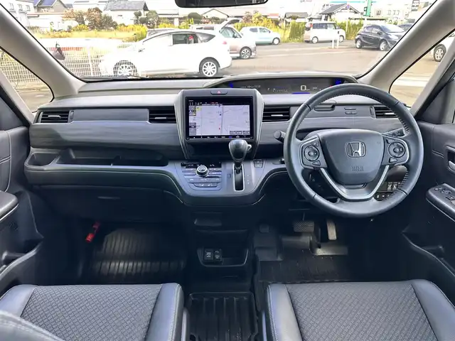ホンダ フリード G ホンダセンシング 宮城県 2022(令4)年 1.1万km プラチナホワイトパール Sパッケージ/●コンビシート＆専用インテリア/●15インチアルミホイール/●本革巻ステアリングホイール/●シートバックアッパーポケット/●LEDヘッドライト＋LEDアクティブコーナリングライト/Cパッケージ/・照明付きバニティミラー/・プラズマクラスター付オートエアコン/・シートヒーター（運転席/助手席）/・ロールサンシェード（スライドドア）/・コンフォートビューパッケージ/（親水/ヒーテッドドアミラー＋熱線入フロントウィンドウ＋フロントガラス撥水ガラス）/サイド＋カーテンエアバッグ/＝＝＝/ホンダセンシング/・衝突軽減ブレーキ/・歩行者事故低減ステアリング/・アダプティブクルーズコントロール/・車線維持支援システム/・路外逸脱抑制機能/・誤発進抑制機能/・先行車発進お知らせ機能/・標識認識機能/純正9インチナビ（VXM-227VFNi）/・CD/DVD/・Bluetooth/・フルセグTV/バックカメラ/ビルトインETC/ドライブレコーダー/両側パワースライドドア/フロアマット/ドアバイザー/Wエアバッグ
