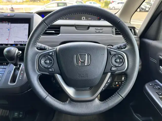 ホンダ フリード G ホンダセンシング 宮城県 2022(令4)年 1.1万km プラチナホワイトパール Sパッケージ/●コンビシート＆専用インテリア/●15インチアルミホイール/●本革巻ステアリングホイール/●シートバックアッパーポケット/●LEDヘッドライト＋LEDアクティブコーナリングライト/Cパッケージ/・照明付きバニティミラー/・プラズマクラスター付オートエアコン/・シートヒーター（運転席/助手席）/・ロールサンシェード（スライドドア）/・コンフォートビューパッケージ/（親水/ヒーテッドドアミラー＋熱線入フロントウィンドウ＋フロントガラス撥水ガラス）/サイド＋カーテンエアバッグ/＝＝＝/ホンダセンシング/・衝突軽減ブレーキ/・歩行者事故低減ステアリング/・アダプティブクルーズコントロール/・車線維持支援システム/・路外逸脱抑制機能/・誤発進抑制機能/・先行車発進お知らせ機能/・標識認識機能/純正9インチナビ（VXM-227VFNi）/・CD/DVD/・Bluetooth/・フルセグTV/バックカメラ/ビルトインETC/ドライブレコーダー/両側パワースライドドア/フロアマット/ドアバイザー/Wエアバッグ