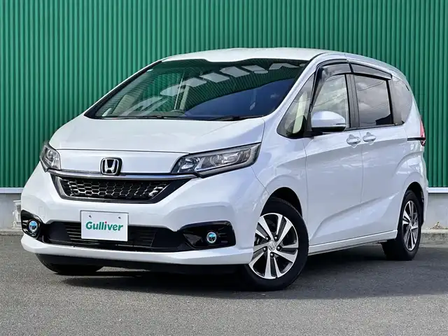ホンダ フリード G ホンダセンシング 宮城県 2022(令4)年 1.1万km プラチナホワイトパール Sパッケージ/●コンビシート＆専用インテリア/●15インチアルミホイール/●本革巻ステアリングホイール/●シートバックアッパーポケット/●LEDヘッドライト＋LEDアクティブコーナリングライト/Cパッケージ/・照明付きバニティミラー/・プラズマクラスター付オートエアコン/・シートヒーター（運転席/助手席）/・ロールサンシェード（スライドドア）/・コンフォートビューパッケージ/（親水/ヒーテッドドアミラー＋熱線入フロントウィンドウ＋フロントガラス撥水ガラス）/サイド＋カーテンエアバッグ/＝＝＝/ホンダセンシング/・衝突軽減ブレーキ/・歩行者事故低減ステアリング/・アダプティブクルーズコントロール/・車線維持支援システム/・路外逸脱抑制機能/・誤発進抑制機能/・先行車発進お知らせ機能/・標識認識機能/純正9インチナビ（VXM-227VFNi）/・CD/DVD/・Bluetooth/・フルセグTV/バックカメラ/ビルトインETC/ドライブレコーダー/両側パワースライドドア/フロアマット/ドアバイザー/Wエアバッグ