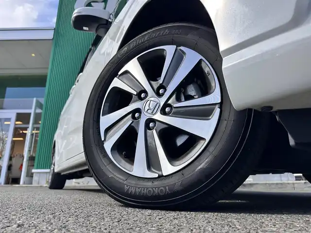 ホンダ フリード G ホンダセンシング 宮城県 2022(令4)年 1.1万km プラチナホワイトパール Sパッケージ/●コンビシート＆専用インテリア/●15インチアルミホイール/●本革巻ステアリングホイール/●シートバックアッパーポケット/●LEDヘッドライト＋LEDアクティブコーナリングライト/Cパッケージ/・照明付きバニティミラー/・プラズマクラスター付オートエアコン/・シートヒーター（運転席/助手席）/・ロールサンシェード（スライドドア）/・コンフォートビューパッケージ/（親水/ヒーテッドドアミラー＋熱線入フロントウィンドウ＋フロントガラス撥水ガラス）/サイド＋カーテンエアバッグ/＝＝＝/ホンダセンシング/・衝突軽減ブレーキ/・歩行者事故低減ステアリング/・アダプティブクルーズコントロール/・車線維持支援システム/・路外逸脱抑制機能/・誤発進抑制機能/・先行車発進お知らせ機能/・標識認識機能/純正9インチナビ（VXM-227VFNi）/・CD/DVD/・Bluetooth/・フルセグTV/バックカメラ/ビルトインETC/ドライブレコーダー/両側パワースライドドア/フロアマット/ドアバイザー/Wエアバッグ