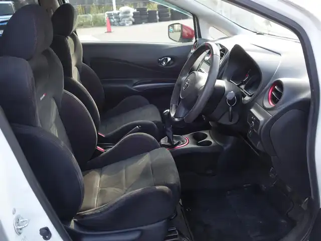 日産 ノート ニスモS 山形県 2015(平27)年 7.4万km ブリリアントホワイトパール 5MT/メモリナビ/　　【CD DVD BT フルセグ AUX MSV】/LEDオートヘッドライト/純正17インチアルミホイール/電動格納ウィンカーミラー/純正フロアマット/ドアバイザ―/AAC/スマートキー/ETC