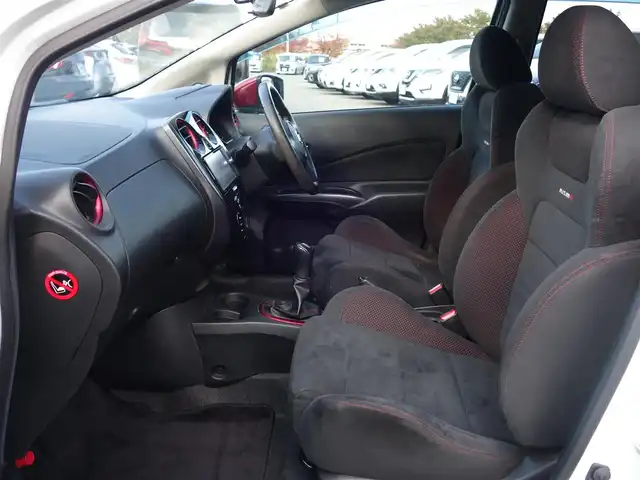 日産 ノート ニスモS 山形県 2015(平27)年 7.4万km ブリリアントホワイトパール 5MT/メモリナビ/　　【CD DVD BT フルセグ AUX MSV】/LEDオートヘッドライト/純正17インチアルミホイール/電動格納ウィンカーミラー/純正フロアマット/ドアバイザ―/AAC/スマートキー/ETC