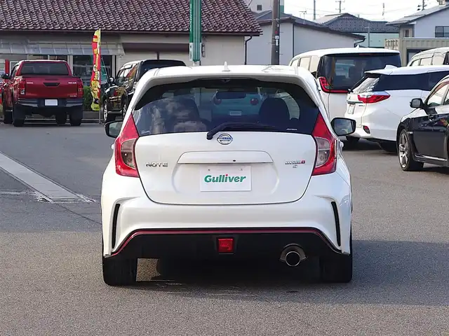 日産 ノート ニスモS 山形県 2015(平27)年 7.4万km ブリリアントホワイトパール 5MT/メモリナビ/　　【CD DVD BT フルセグ AUX MSV】/LEDオートヘッドライト/純正17インチアルミホイール/電動格納ウィンカーミラー/純正フロアマット/ドアバイザ―/AAC/スマートキー/ETC