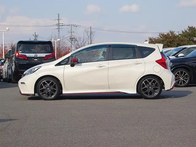 日産 ノート ニスモS 山形県 2015(平27)年 7.4万km ブリリアントホワイトパール 5MT/メモリナビ/　　【CD DVD BT フルセグ AUX MSV】/LEDオートヘッドライト/純正17インチアルミホイール/電動格納ウィンカーミラー/純正フロアマット/ドアバイザ―/AAC/スマートキー/ETC