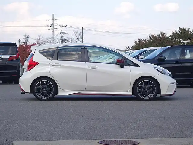 日産 ノート ニスモS 山形県 2015(平27)年 7.4万km ブリリアントホワイトパール 5MT/メモリナビ/　　【CD DVD BT フルセグ AUX MSV】/LEDオートヘッドライト/純正17インチアルミホイール/電動格納ウィンカーミラー/純正フロアマット/ドアバイザ―/AAC/スマートキー/ETC