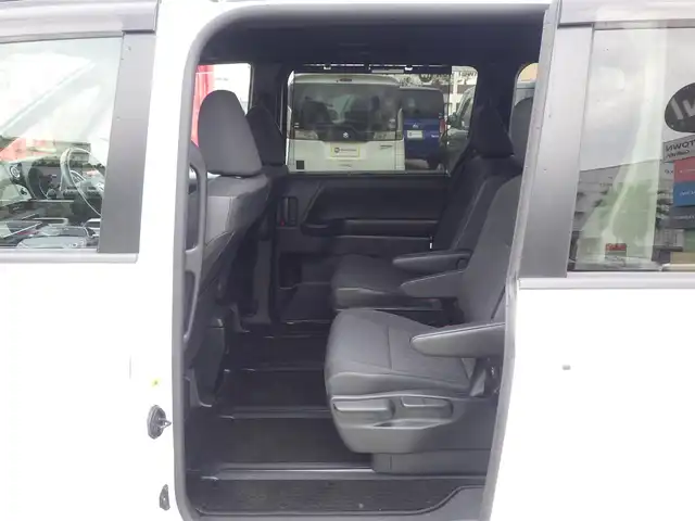 トヨタ ヴォクシー ハイブリッド S－G 千葉県 2023(令5)年 3.8万km ホワイトパールクリスタルシャイン 205/60R16/Toyota Safety Sense/・プリクラッシュセーフティ/・レーンディパーチャーアラート/・オートハイビーム/・レーダークルーズコントロール/左パワースライドドア/右イージークローザードア/10.5インチ純正コネクティッドナビ/地デジTV/【DVD/CD再生機能　Bluetooth接続】/バックカメラ/革巻きステアリング/ステアリングスイッチ/ETC（2.0）/LEDヘッドライト/ウインカーミラー/クリアランスソナー/純正16インチアルミホイル/サイド/カーテンエアバッグ/スマートキー