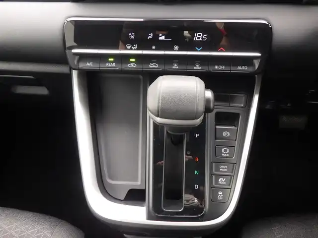 トヨタ ヴォクシー ハイブリッド S－G 千葉県 2023(令5)年 3.8万km ホワイトパールクリスタルシャイン 205/60R16/Toyota Safety Sense/・プリクラッシュセーフティ/・レーンディパーチャーアラート/・オートハイビーム/・レーダークルーズコントロール/左パワースライドドア/右イージークローザードア/10.5インチ純正コネクティッドナビ/地デジTV/【DVD/CD再生機能　Bluetooth接続】/バックカメラ/革巻きステアリング/ステアリングスイッチ/ETC（2.0）/LEDヘッドライト/ウインカーミラー/クリアランスソナー/純正16インチアルミホイル/サイド/カーテンエアバッグ/スマートキー