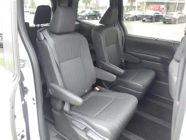 トヨタ ヴォクシー ハイブリッド S－G 千葉県 2023(令5)年 3.8万km ホワイトパールクリスタルシャイン 205/60R16/Toyota Safety Sense/・プリクラッシュセーフティ/・レーンディパーチャーアラート/・オートハイビーム/・レーダークルーズコントロール/左パワースライドドア/右イージークローザードア/10.5インチ純正コネクティッドナビ/地デジTV/【DVD/CD再生機能　Bluetooth接続】/バックカメラ/革巻きステアリング/ステアリングスイッチ/ETC（2.0）/LEDヘッドライト/ウインカーミラー/クリアランスソナー/純正16インチアルミホイル/サイド/カーテンエアバッグ/スマートキー