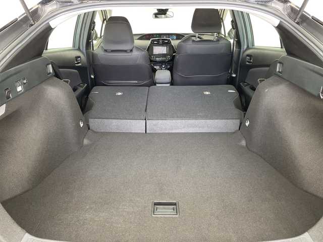 トヨタ プリウス S 愛知県 2020(令2)年 2.3万km グレーメタリック 純正ナビ/レーダークルーズコントロール/バックカメラ/コーナーセンサー/LEDヘッドライト/オートマチックハイビーム/ＥＴＣ/衝突軽減システム/Bluetooth/ステアリングスイッチ/スマートキー/プッシュスタート