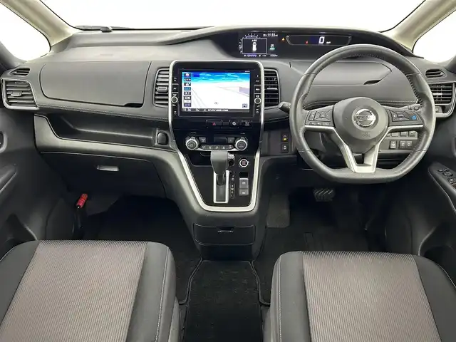 日産 セレナ ハイウェイスター Vセレクション 福岡県 2017(平29)年 5.8万km ブリリアントホワイトパール 後席モニター　/純正９型ナビ（ＢＴ，フルセグＴＶ）　/全方位カメラ　/ナビ連動ドラレコ　/ＥＴＣ　/ＡＣＣ　/コーナーセンサー　/エマージェンシーブレーキ　/レーンキープ　/パーキングアシスト　/両側電動スライドドア