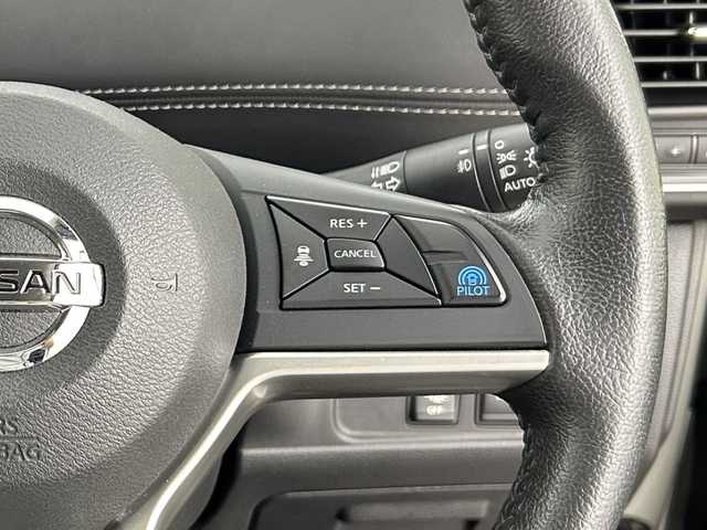 日産 セレナ ハイウェイスター Vセレクション 福岡県 2017(平29)年 5.8万km ブリリアントホワイトパール 後席モニター　/純正９型ナビ（ＢＴ，フルセグＴＶ）　/全方位カメラ　/ナビ連動ドラレコ　/ＥＴＣ　/ＡＣＣ　/コーナーセンサー　/エマージェンシーブレーキ　/レーンキープ　/パーキングアシスト　/両側電動スライドドア