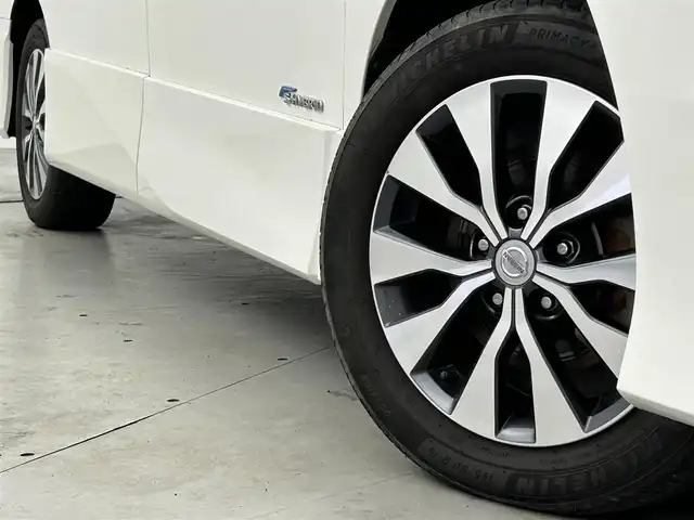 日産 セレナ ハイウェイスター Vセレクション 福岡県 2017(平29)年 5.8万km ブリリアントホワイトパール 後席モニター　/純正９型ナビ（ＢＴ，フルセグＴＶ）　/全方位カメラ　/ナビ連動ドラレコ　/ＥＴＣ　/ＡＣＣ　/コーナーセンサー　/エマージェンシーブレーキ　/レーンキープ　/パーキングアシスト　/両側電動スライドドア