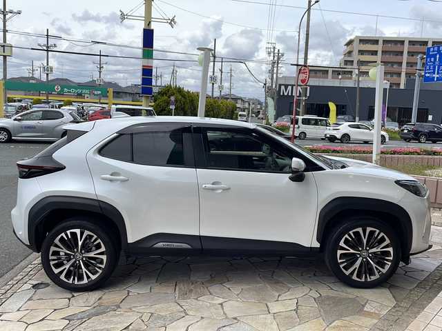 トヨタ ヤリスクロス Z 静岡県 2023(令5)年 1万km プラチナホワイトパールマイカ 【主要装備】/純正ディスプレイオーディオ　/レーダークルーズコントロール　/メモリナビ　/ハーフレザーシート　/Ｂｌｕｅｔｏｏｔｈ　/パノラミックビューモニター　/シートヒーター　/ブラインドスポットビューモニター　/ドラレコ/純正18インチアルミホイール/プッシュスタート/スマートキー/パワーシート/LEDヘッドライト/スペアキー有り