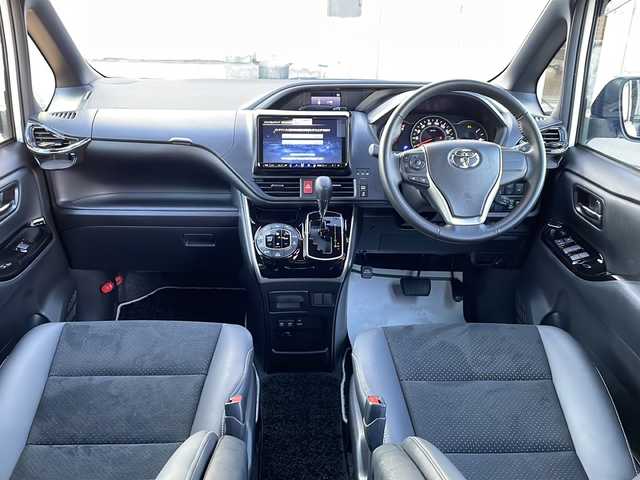 トヨタ ヴォクシー ZS 煌Ⅲ 道北・旭川 2021(令3)年 1.3万km ホワイトパールクリスタルシャイン 寒冷地仕様/ワンオーナー/4WD/メモリーナビ（アルパイン９インチ）/CS/DVD/BT/SD/USB/HDMI/フルセグ/バックカメラ/PCS/PKSB/クリアランスソナー/LDA/アイドリングストップ/クルーズコントロール/両側パワースライドドア/オートハイビーム/オートライト/フォグ/ハーフレザー/オートリトラミラー/サンシェード/純正フロアマット/ドアバイザー/純正スマートキーエンジンスターター/フロントデアイサー/純正AW付き夏タイヤ積込