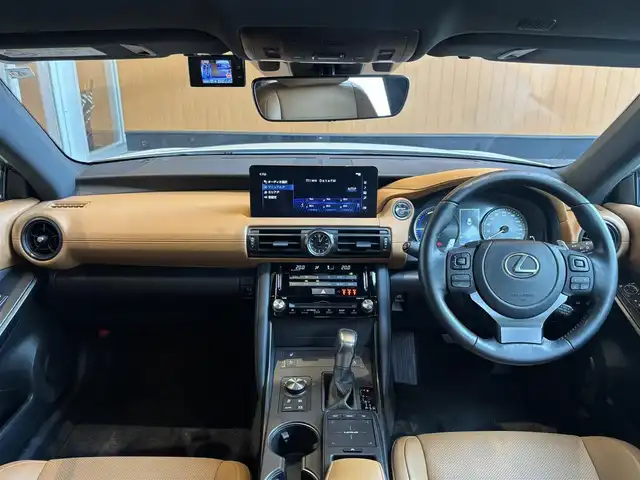 レクサス ＩＳ 300h バージョンL 宮城県 2023(令5)年 1.4万km ソニッククォーツ LexusSafetySystem+/サンルーフ/純正ナビゲーションシステム/フルセグTV/全方位カメラ/三眼LEDヘッドライト/オートマチックハイビーム/ブラウンレザーシート/シートヒーター/エアシート/メモリ機能付きパワーシート/アイドリングストップ/オートホールド/ステアリングスイッチ/ステアリングヒーター/パドルシフト/前後ドライブレコーダー/リヤ電動サンシェード/純正19インチAW/スマートキー/ETC2.0車載器