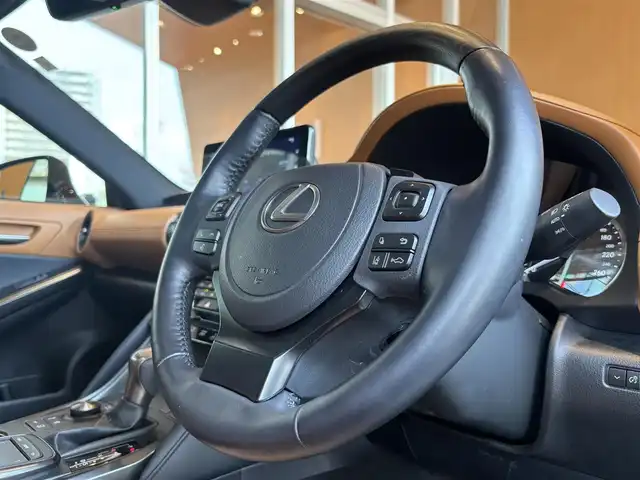 レクサス ＩＳ 300h バージョンL 宮城県 2023(令5)年 1.4万km ソニッククォーツ LexusSafetySystem+/サンルーフ/純正ナビゲーションシステム/フルセグTV/全方位カメラ/三眼LEDヘッドライト/オートマチックハイビーム/ブラウンレザーシート/シートヒーター/エアシート/メモリ機能付きパワーシート/アイドリングストップ/オートホールド/ステアリングスイッチ/ステアリングヒーター/パドルシフト/前後ドライブレコーダー/リヤ電動サンシェード/純正19インチAW/スマートキー/ETC2.0車載器