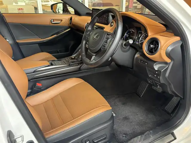 レクサス ＩＳ 300h バージョンL 宮城県 2023(令5)年 1.4万km ソニッククォーツ LexusSafetySystem+/サンルーフ/純正ナビゲーションシステム/フルセグTV/全方位カメラ/三眼LEDヘッドライト/オートマチックハイビーム/ブラウンレザーシート/シートヒーター/エアシート/メモリ機能付きパワーシート/アイドリングストップ/オートホールド/ステアリングスイッチ/ステアリングヒーター/パドルシフト/前後ドライブレコーダー/リヤ電動サンシェード/純正19インチAW/スマートキー/ETC2.0車載器
