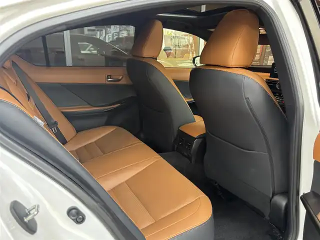 レクサス ＩＳ 300h バージョンL 宮城県 2023(令5)年 1.4万km ソニッククォーツ LexusSafetySystem+/サンルーフ/純正ナビゲーションシステム/フルセグTV/全方位カメラ/三眼LEDヘッドライト/オートマチックハイビーム/ブラウンレザーシート/シートヒーター/エアシート/メモリ機能付きパワーシート/アイドリングストップ/オートホールド/ステアリングスイッチ/ステアリングヒーター/パドルシフト/前後ドライブレコーダー/リヤ電動サンシェード/純正19インチAW/スマートキー/ETC2.0車載器