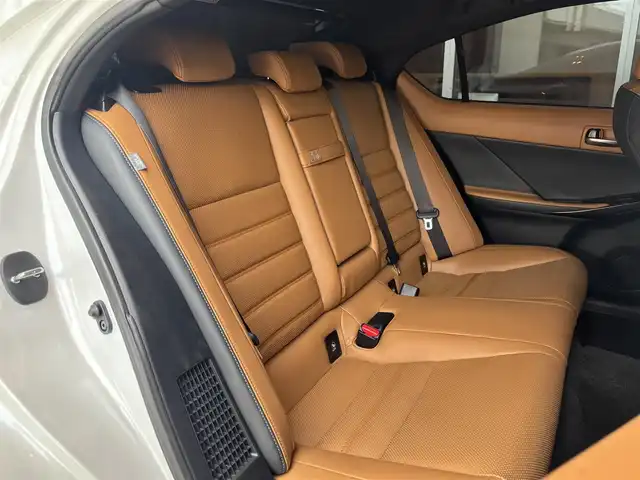 レクサス ＩＳ 300h バージョンL 宮城県 2023(令5)年 1.4万km ソニッククォーツ LexusSafetySystem+/サンルーフ/純正ナビゲーションシステム/フルセグTV/全方位カメラ/三眼LEDヘッドライト/オートマチックハイビーム/ブラウンレザーシート/シートヒーター/エアシート/メモリ機能付きパワーシート/アイドリングストップ/オートホールド/ステアリングスイッチ/ステアリングヒーター/パドルシフト/前後ドライブレコーダー/リヤ電動サンシェード/純正19インチAW/スマートキー/ETC2.0車載器