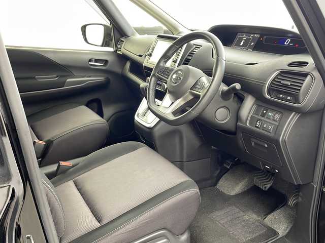 日産 セレナ ハイウェイスター Vセレクション 兵庫県 2017(平29)年 4.6万km ダイヤモンドブラック ・純正9インチSDナビ/CD/DVD/TV/BT/SD/・ビルトインETC/・アラウンドビューモニター/・両側パワースライドドア/・ハンズフリースライドドア/・クルーズコントロール/・パーキングアシスト/・前後ドライブレコーダー/・エマージェンシーブレーキ/・車線逸脱警報/・アイドリングストップ/・LEDヘッドライト/・オートライト/・プッシュスタート/・スマートキー