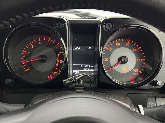 スズキ ジムニー XC 宮城県 2020(令2)年 6.3万km ピュアホワイトP ワンオーナー/フジツボサイドマフラー/スズキセーフティサポート/・デュアルセンサーブレーキサポート/・車線逸脱抑制警報昨日/・オートハイビーム/クルーズコントロール/ケンウッドSDナビ/・CD.DVD.SD.BT/フルセグTV/前席シートヒーター/LEDヘッドライト/フォグランプ/ETC/アイドリングストップ/横滑り防止装置/ヘッドライトウォッシャー/革巻ステアリングホイール/ステアリングスイッチ/プッシュスタート/スマートキー2個/エンケイ製16インチアルミホイール/（左右色違い）/背面タイヤ積込/純正フロアマット