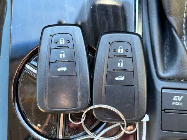 トヨタ クラウン ハイブリッド S Cパッケージ 宮城県 2019(令1)年 7.1万km プレシャスガレナ 登録時走行距離 70841km/純正ナビ/フルセグTV/CD/DVD/Bluetooth/AUX/AM/FM/追従クルーズコントロール/パワーシート/レーンキープ/プリクラッシュ/置くだけ充電/HUD/クリアランスソナー/オートライト/シートヒーター/ステアリングヒーター/プッシュスタート/スマートキー/電動パーキング/パドルシフト/純正アルミホイール/電動格納ミラー/コーナーセンサー