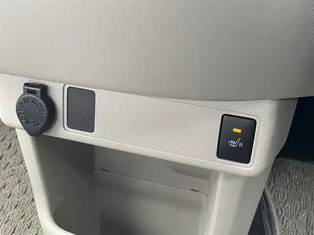 トヨタ パッソ X Lパッケージ 道央・札幌 2023(令5)年 7.5万km パールホワイトⅢ ・４WD/・衝突軽減システム/・盗難防止装置/・寒冷地仕様/・バックカメラ/・メモリナビ/・Bluetooth/・ワンセグTV/・プッシュスタート/・パーキングアシスト/・シートヒーター/・コーナーセンサー/・オートライト/・オートハイビーム/・アイドリングストップ/・LEDヘッドライト/・スマートキー/・ドアバイザー