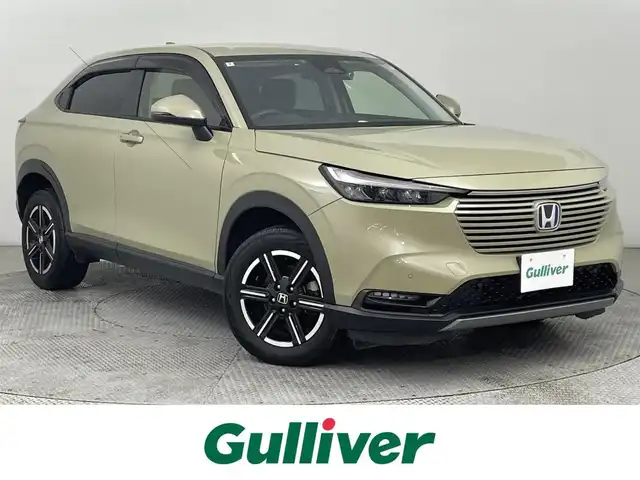 ホンダ ヴェゼル ハイブリッド e:HEV X 道央・札幌 2022(令4)年 6.3万km サンドカーキパール ・４WD/・寒冷地仕様/・純正ナビゲーション/　CD/DVD/BT/フルセグ/iPod/SD/・ビルトインETC/・社外ドライブレコーダー前後/・バックカメラ/・衝突軽減ブレーキ/・横滑り防止装置/・レーダークルーズコントロール/・レーンキープアシスト/・前後コーナーセンサー/・前席シートヒーター/・オートライト/・オートマチックハイビーム/・LEDヘッドライト/・パドルシフト/・ダウンヒルアシストコントロール/・純正フロアマット/・プッシュスタート/・スマートキー/・純正AW16インチ/・ステアリングスイッチ