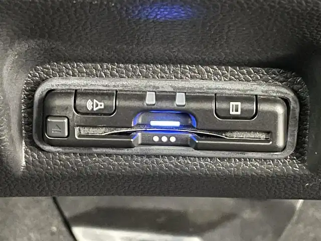 ホンダ ヴェゼル ハイブリッド e:HEV X 道央・札幌 2022(令4)年 6.3万km サンドカーキパール ・４WD/・寒冷地仕様/・純正ナビゲーション/　CD/DVD/BT/フルセグ/iPod/SD/・ビルトインETC/・社外ドライブレコーダー前後/・バックカメラ/・衝突軽減ブレーキ/・横滑り防止装置/・レーダークルーズコントロール/・レーンキープアシスト/・前後コーナーセンサー/・前席シートヒーター/・オートライト/・オートマチックハイビーム/・LEDヘッドライト/・パドルシフト/・ダウンヒルアシストコントロール/・純正フロアマット/・プッシュスタート/・スマートキー/・純正AW16インチ/・ステアリングスイッチ