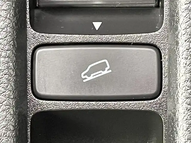 ホンダ ヴェゼル ハイブリッド e:HEV X 道央・札幌 2022(令4)年 6.3万km サンドカーキパール ・４WD/・寒冷地仕様/・純正ナビゲーション/　CD/DVD/BT/フルセグ/iPod/SD/・ビルトインETC/・社外ドライブレコーダー前後/・バックカメラ/・衝突軽減ブレーキ/・横滑り防止装置/・レーダークルーズコントロール/・レーンキープアシスト/・前後コーナーセンサー/・前席シートヒーター/・オートライト/・オートマチックハイビーム/・LEDヘッドライト/・パドルシフト/・ダウンヒルアシストコントロール/・純正フロアマット/・プッシュスタート/・スマートキー/・純正AW16インチ/・ステアリングスイッチ