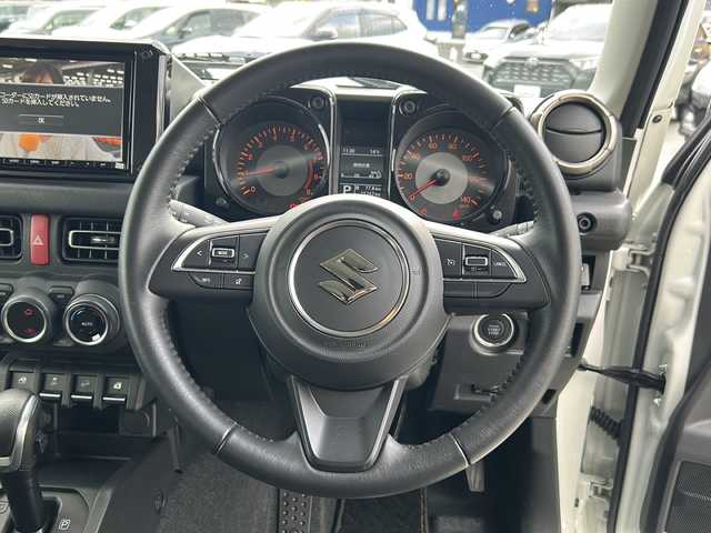 スズキ ジムニー XC 三重県 2018(平30)年 1.6万km ピュアホワイトP 禁煙/純正8型ナビ/ナビ連動ドラレコ/バックカメラ/ビルトインETC/シートヒーター/レーンキープアシスト/衝突被害軽減システム/クルーズコントロール/ダウンヒルアシストコントロール/LEDオートライト/フォグランプ/ステアリングスイッチ/電動格納ミラー/純正16インチAW