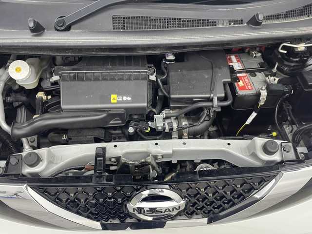 日産 デイズ X 三重県 2021(令3)年 2.4万km ホワイトパール 禁煙車/純正ナビ/全方位カメラ/オートライト/前後コーナーセンサー/エマージェンシーブレーキ/社外14インチアルミ/純正フロアマット/レーンキープアシスト/アイドリングストップ/ハロゲンライト/スマートキー/前方ドライブレコーダー
