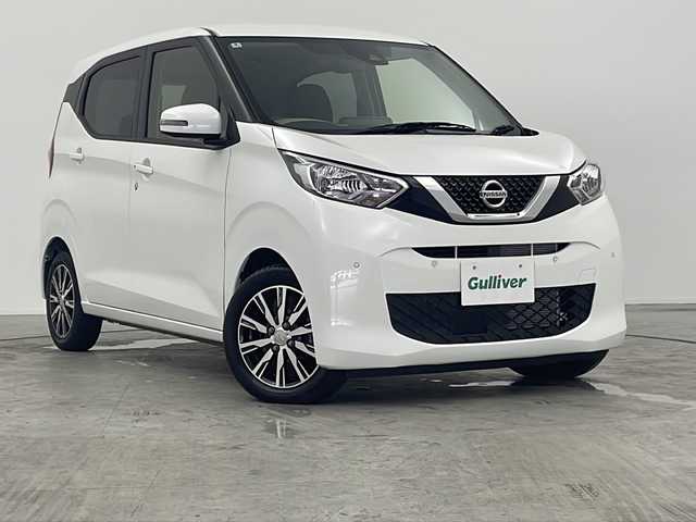 日産 デイズ X 三重県 2021(令3)年 2.4万km ホワイトパール 禁煙車/純正ナビ/全方位カメラ/オートライト/前後コーナーセンサー/エマージェンシーブレーキ/社外14インチアルミ/純正フロアマット/レーンキープアシスト/アイドリングストップ/ハロゲンライト/スマートキー/前方ドライブレコーダー