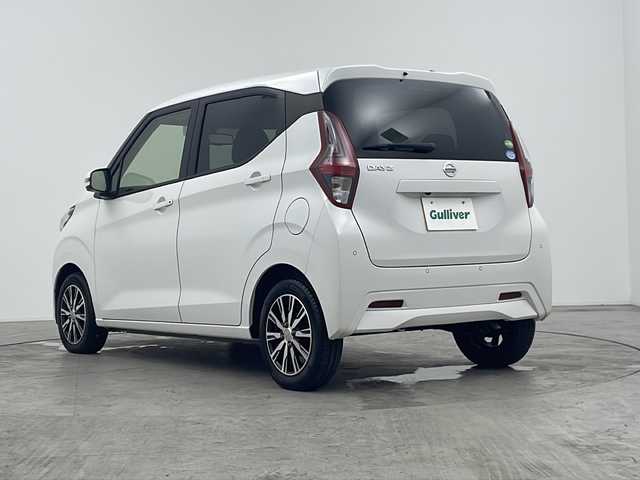 日産 デイズ X 三重県 2021(令3)年 2.4万km ホワイトパール 禁煙車/純正ナビ/全方位カメラ/オートライト/前後コーナーセンサー/エマージェンシーブレーキ/社外14インチアルミ/純正フロアマット/レーンキープアシスト/アイドリングストップ/ハロゲンライト/スマートキー/前方ドライブレコーダー