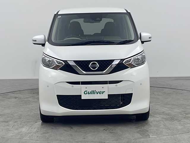 日産 デイズ X 三重県 2021(令3)年 2.4万km ホワイトパール 禁煙車/純正ナビ/全方位カメラ/オートライト/前後コーナーセンサー/エマージェンシーブレーキ/社外14インチアルミ/純正フロアマット/レーンキープアシスト/アイドリングストップ/ハロゲンライト/スマートキー/前方ドライブレコーダー