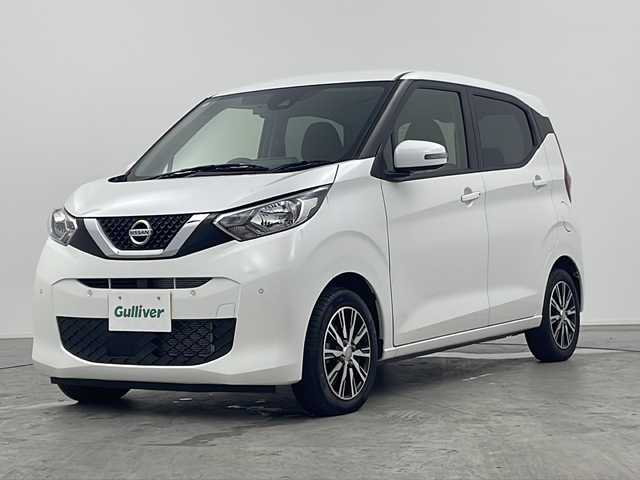 日産 デイズ X 三重県 2021(令3)年 2.4万km ホワイトパール 禁煙車/純正ナビ/全方位カメラ/オートライト/前後コーナーセンサー/エマージェンシーブレーキ/社外14インチアルミ/純正フロアマット/レーンキープアシスト/アイドリングストップ/ハロゲンライト/スマートキー/前方ドライブレコーダー