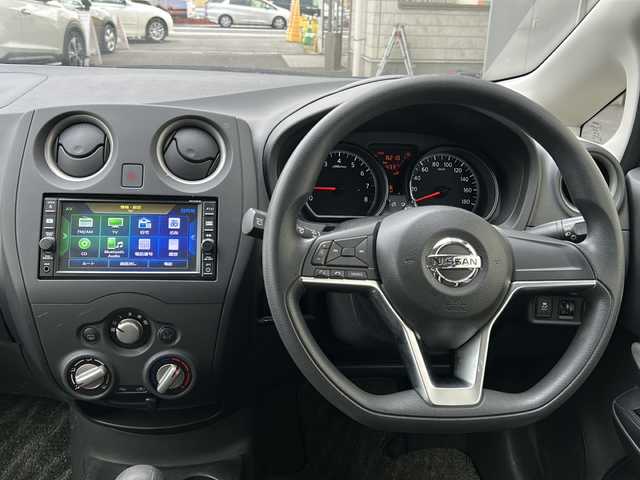 日産 ノート X 神奈川県 2018(平30)年 0.9万km ブリリアントシルバー 純正ディーラーナビ(CD/AUX/BT/ワンセグTV)/衝突被害軽減ブレーキ/レーンキープアシスト/横滑り防止装置/アイドリングストップ/プッシュスタート/オートライト/ステアリングスイッチ/ISOFIX/スペアキー×１/ワンオーナー/保証書