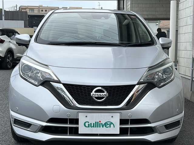 日産 ノート X 神奈川県 2018(平30)年 0.9万km ブリリアントシルバー 純正ディーラーナビ(CD/AUX/BT/ワンセグTV)/衝突被害軽減ブレーキ/レーンキープアシスト/横滑り防止装置/アイドリングストップ/プッシュスタート/オートライト/ステアリングスイッチ/ISOFIX/スペアキー×１/ワンオーナー/保証書