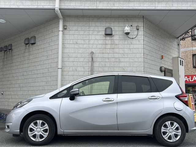 日産 ノート X 神奈川県 2018(平30)年 0.9万km ブリリアントシルバー 純正ディーラーナビ(CD/AUX/BT/ワンセグTV)/衝突被害軽減ブレーキ/レーンキープアシスト/横滑り防止装置/アイドリングストップ/プッシュスタート/オートライト/ステアリングスイッチ/ISOFIX/スペアキー×１/ワンオーナー/保証書