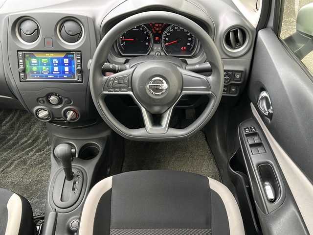 日産 ノート X 神奈川県 2018(平30)年 0.9万km ブリリアントシルバー 純正ディーラーナビ(CD/AUX/BT/ワンセグTV)/衝突被害軽減ブレーキ/レーンキープアシスト/横滑り防止装置/アイドリングストップ/プッシュスタート/オートライト/ステアリングスイッチ/ISOFIX/スペアキー×１/ワンオーナー/保証書