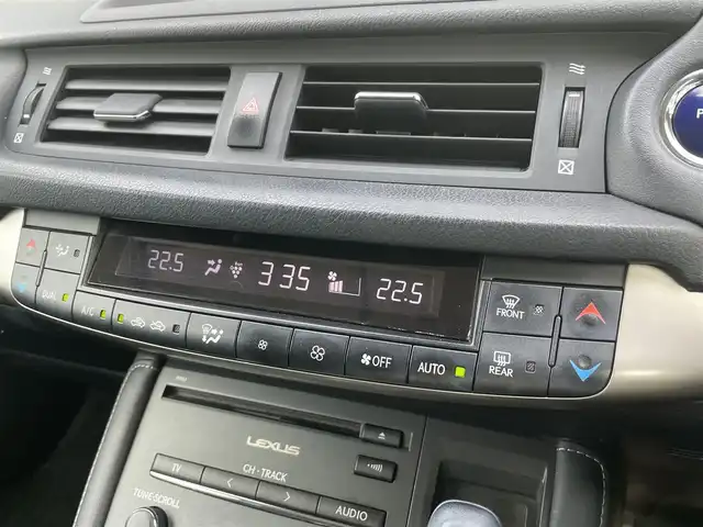 レクサス ＣＴ 200h バージョンC 石川県 2014(平26)年 13.9万km ホワイトパールクリスタルシャイン 純正メモリーナビ/バックカメラ/フルセグTV/CD/DVD/Bluetooth/USB/AUX/クルーズコントロール/電動格納ミラー/オートライト/HIDヘッドライト/ヘッドライトレベライザー/パワーシート(前席)/シートヒーター(前席)/ドライブレコーダー(後方)/ETC/パドルシフト