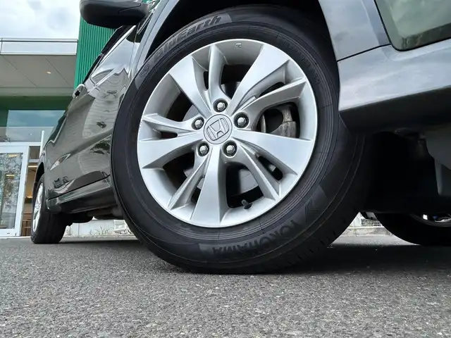 ホンダ ヴェゼル ハイブリッド X ホンダセンシング 宮城県 2016(平28)年 5万km ミスティックグリーンパール ホンダセンシング/●衝突軽減ブレーキ 〈CMBS〉/●歩行者事故低減ステアリング/●ACC 〈アダプティブ・クルーズ・コントロール〉/●LKAS 〈車線維持支援システム〉/●路外逸脱抑制機能/●誤発進抑制機能/●先行車発進お知らせ機能/●標識認識機能/社外ナビ/・CD/DVD/・Bluetooth/・フルセグTV/後席モニター（LZ-900）/ETC/ドライブレコーダー/革巻きステアリング/パドルシフト/電動パーキングブレーキ/ブレーキホールド/LEDヘッドランプ/フォグランプ/オートライト/スマートキー＆プッシュスタート/電動格納ミラー/純正16インチAW/純正フロアマット/ドアバイザー/W/サイド/カーテンエアバッグ