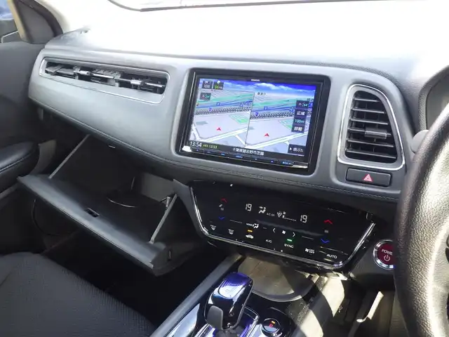 ホンダ ヴェゼル ハイブリッド X ホンダセンシング 千葉県 2016(平28)年 5万km ミスティックグリーンパール ホンダセンシング/●衝突軽減ブレーキ 〈CMBS〉/●歩行者事故低減ステアリング/●ACC 〈アダプティブ・クルーズ・コントロール〉/●LKAS 〈車線維持支援システム〉/●路外逸脱抑制機能/●誤発進抑制機能/●先行車発進お知らせ機能/●標識認識機能/社外ナビ/・CD/DVD/・Bluetooth/・フルセグTV/後席モニター（LZ-900）/ETC/ドライブレコーダー/革巻きステアリング/パドルシフト/電動パーキングブレーキ/ブレーキホールド/LEDヘッドランプ/フォグランプ/オートライト/スマートキー＆プッシュスタート/電動格納ミラー/純正16インチAW/純正フロアマット/ドアバイザー/W/サイド/カーテンエアバッグ