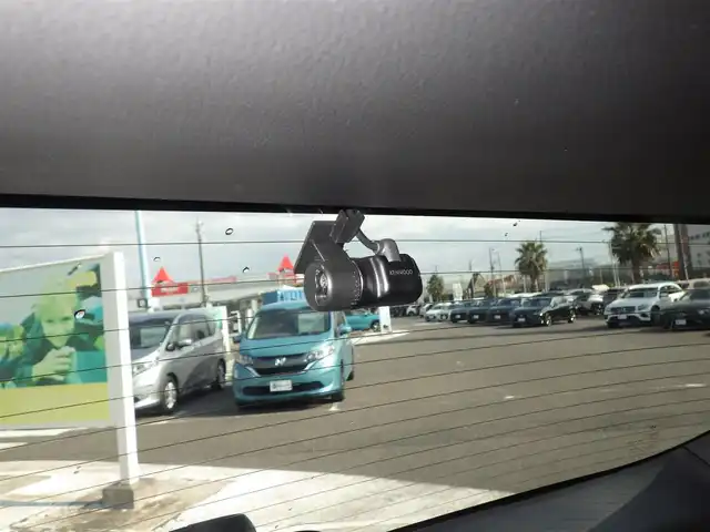 ホンダ ヴェゼル ハイブリッド X ホンダセンシング 千葉県 2016(平28)年 5万km ミスティックグリーンパール ホンダセンシング/●衝突軽減ブレーキ 〈CMBS〉/●歩行者事故低減ステアリング/●ACC 〈アダプティブ・クルーズ・コントロール〉/●LKAS 〈車線維持支援システム〉/●路外逸脱抑制機能/●誤発進抑制機能/●先行車発進お知らせ機能/●標識認識機能/社外ナビ/・CD/DVD/・Bluetooth/・フルセグTV/後席モニター（LZ-900）/ETC/ドライブレコーダー/革巻きステアリング/パドルシフト/電動パーキングブレーキ/ブレーキホールド/LEDヘッドランプ/フォグランプ/オートライト/スマートキー＆プッシュスタート/電動格納ミラー/純正16インチAW/純正フロアマット/ドアバイザー/W/サイド/カーテンエアバッグ