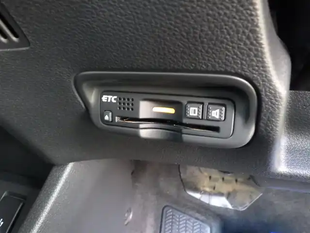 ホンダ ヴェゼル ハイブリッド X ホンダセンシング 千葉県 2016(平28)年 5万km ミスティックグリーンパール ホンダセンシング/●衝突軽減ブレーキ 〈CMBS〉/●歩行者事故低減ステアリング/●ACC 〈アダプティブ・クルーズ・コントロール〉/●LKAS 〈車線維持支援システム〉/●路外逸脱抑制機能/●誤発進抑制機能/●先行車発進お知らせ機能/●標識認識機能/社外ナビ/・CD/DVD/・Bluetooth/・フルセグTV/後席モニター（LZ-900）/ETC/ドライブレコーダー/革巻きステアリング/パドルシフト/電動パーキングブレーキ/ブレーキホールド/LEDヘッドランプ/フォグランプ/オートライト/スマートキー＆プッシュスタート/電動格納ミラー/純正16インチAW/純正フロアマット/ドアバイザー/W/サイド/カーテンエアバッグ