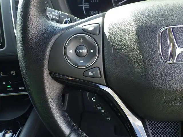 ホンダ ヴェゼル ハイブリッド X ホンダセンシング 千葉県 2016(平28)年 5万km ミスティックグリーンパール ホンダセンシング/●衝突軽減ブレーキ 〈CMBS〉/●歩行者事故低減ステアリング/●ACC 〈アダプティブ・クルーズ・コントロール〉/●LKAS 〈車線維持支援システム〉/●路外逸脱抑制機能/●誤発進抑制機能/●先行車発進お知らせ機能/●標識認識機能/社外ナビ/・CD/DVD/・Bluetooth/・フルセグTV/後席モニター（LZ-900）/ETC/ドライブレコーダー/革巻きステアリング/パドルシフト/電動パーキングブレーキ/ブレーキホールド/LEDヘッドランプ/フォグランプ/オートライト/スマートキー＆プッシュスタート/電動格納ミラー/純正16インチAW/純正フロアマット/ドアバイザー/W/サイド/カーテンエアバッグ