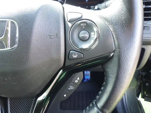 ホンダ ヴェゼル ハイブリッド X ホンダセンシング 千葉県 2016(平28)年 5万km ミスティックグリーンパール ホンダセンシング/●衝突軽減ブレーキ 〈CMBS〉/●歩行者事故低減ステアリング/●ACC 〈アダプティブ・クルーズ・コントロール〉/●LKAS 〈車線維持支援システム〉/●路外逸脱抑制機能/●誤発進抑制機能/●先行車発進お知らせ機能/●標識認識機能/社外ナビ/・CD/DVD/・Bluetooth/・フルセグTV/後席モニター（LZ-900）/ETC/ドライブレコーダー/革巻きステアリング/パドルシフト/電動パーキングブレーキ/ブレーキホールド/LEDヘッドランプ/フォグランプ/オートライト/スマートキー＆プッシュスタート/電動格納ミラー/純正16インチAW/純正フロアマット/ドアバイザー/W/サイド/カーテンエアバッグ